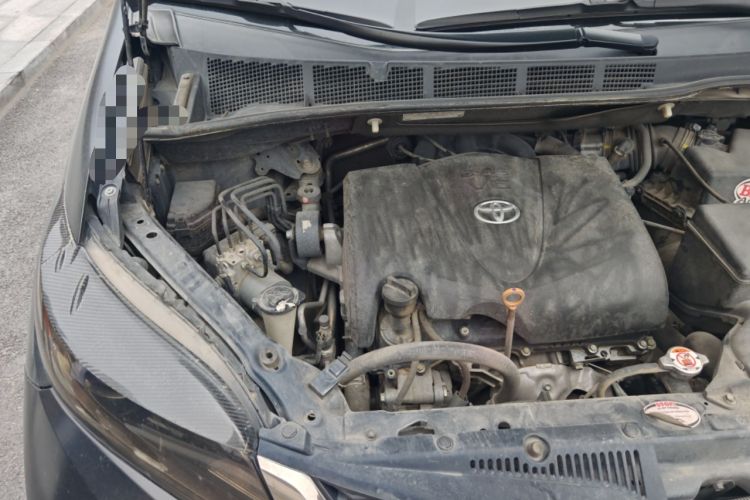 Used Toyota SIENNA 2015 3.5L Two-Wheel Drive LE Engine Bay Right