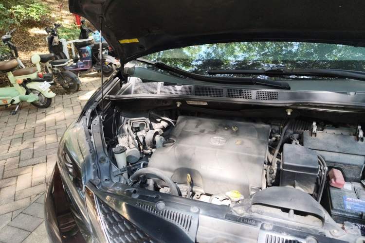 Used Toyota SIENNA 2015 3.5L Two-Wheel Drive L Version—U.S. Specification Engine Bay Right
