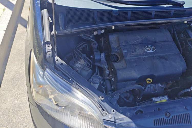 Used Toyota SIENNA 2015 3.5L Two-Wheel Drive LE Engine Bay Right