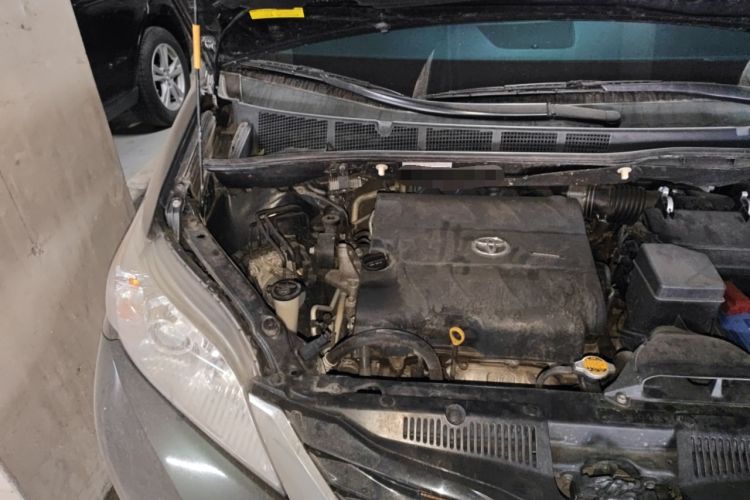Used Toyota SIENNA 2015 3.5L Two-Wheel Drive LE Engine Bay Right