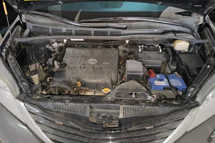 Used Toyota SIENNA 2015 3.5L Two-Wheel Drive LE Engine Bay