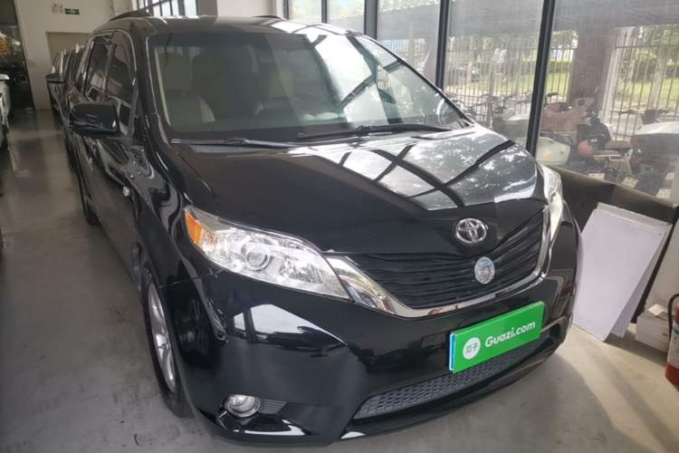 Used Toyota SIENNA 2015 3.5L Two-Wheel Drive LE U.S. Specification Front Right 45 Deg