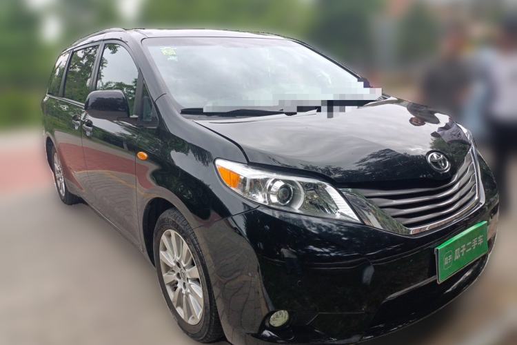 Used Toyota SIENNA 2015 3.5L Two-Wheel Drive LE Front Right 45 Deg
