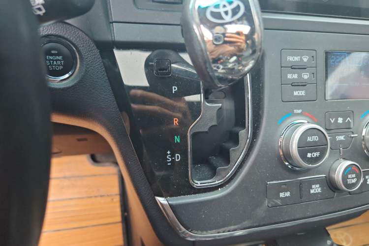 Used Toyota SIENNA 2015 3.5L Two-Wheel Drive LE Gear Lever