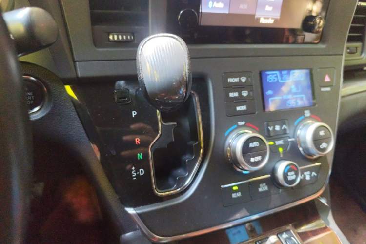Used Toyota SIENNA 2015 3.5L Two-Wheel Drive L Version—U.S. Specification Gear Lever