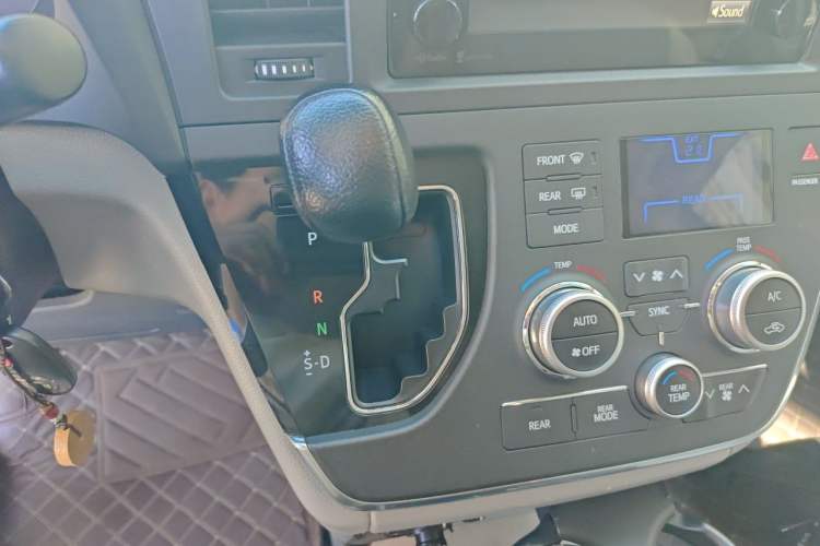 Used Toyota SIENNA 2015 3.5L Two-Wheel Drive LE Gear Lever