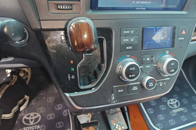 Used Toyota SIENNA 2015 3.5L Automatic 7-Seater Parallel Import Gear Lever