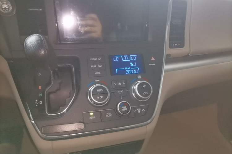Used Toyota SIENNA 2015 3.5L Two-Wheel Drive LE U.S. Specification Gear Lever