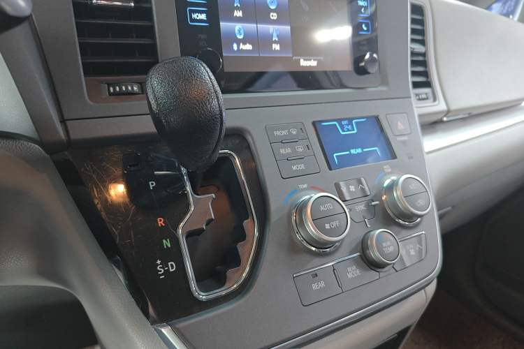 Used Toyota SIENNA 2015 3.5L Automatic 7-Seater Parallel Import Gear Lever