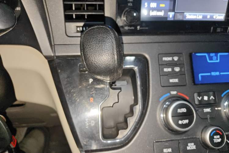 Used Toyota SIENNA 2015 3.5L Two-Wheel Drive LE Gear Lever