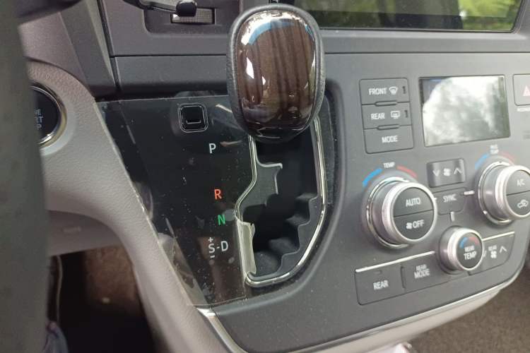 Used Toyota SIENNA 2015 3.5L Two-Wheel Drive LE Gear Lever