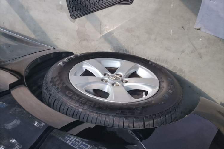 Used Toyota SIENNA 2015 3.5L Two-Wheel Drive LE U.S. Specification Left Front Wheel Hub