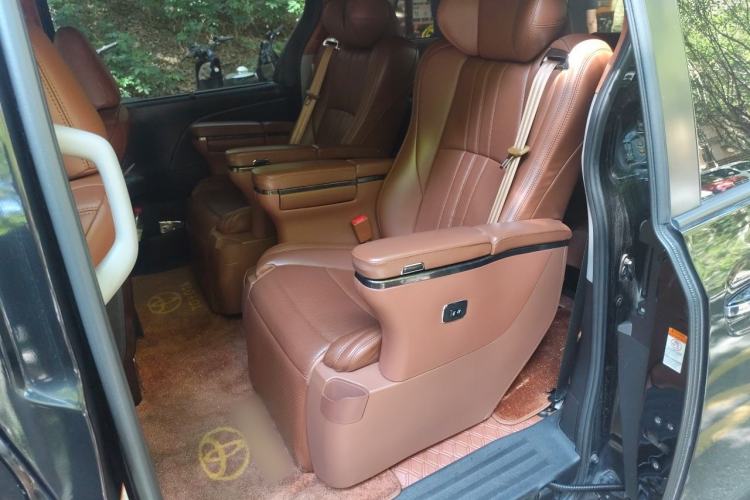 Used Toyota SIENNA 2015 3.5L Two-Wheel Drive L Version—U.S. Specification Left Rear Seat