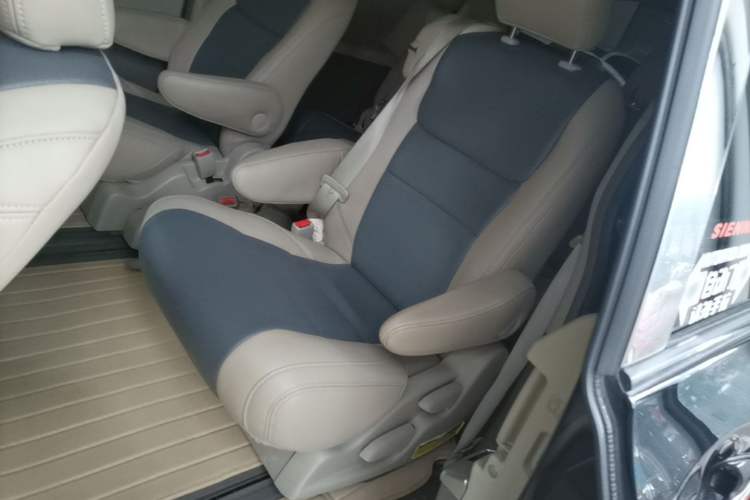 Used Toyota SIENNA 2015 3.5L Two-Wheel Drive LE U.S. Specification Left Rear Seat