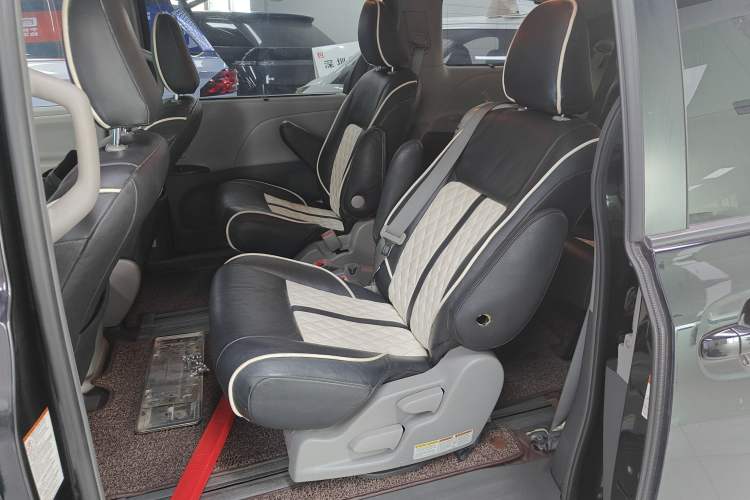 Used Toyota SIENNA 2015 3.5L Automatic 7-Seater Parallel Import Left Rear Seat