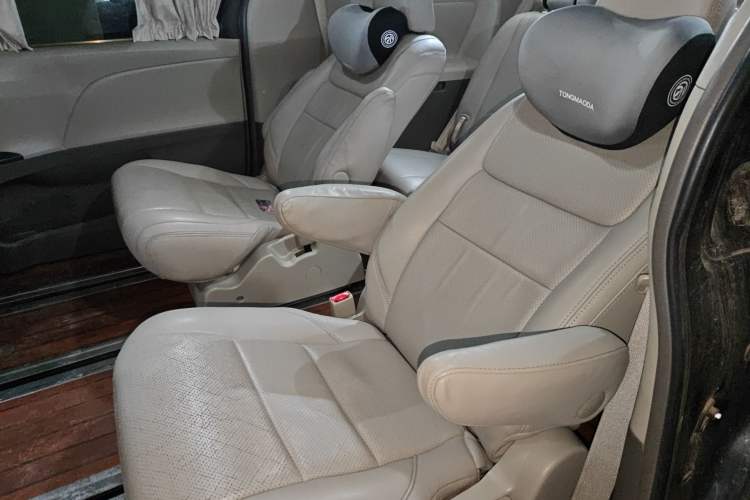 Used Toyota SIENNA 2015 3.5L Two-Wheel Drive LE Left Rear Seat