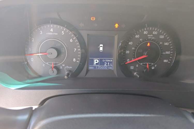 Used Toyota SIENNA 2015 3.5L Two-Wheel Drive LE Odometer Close Up
