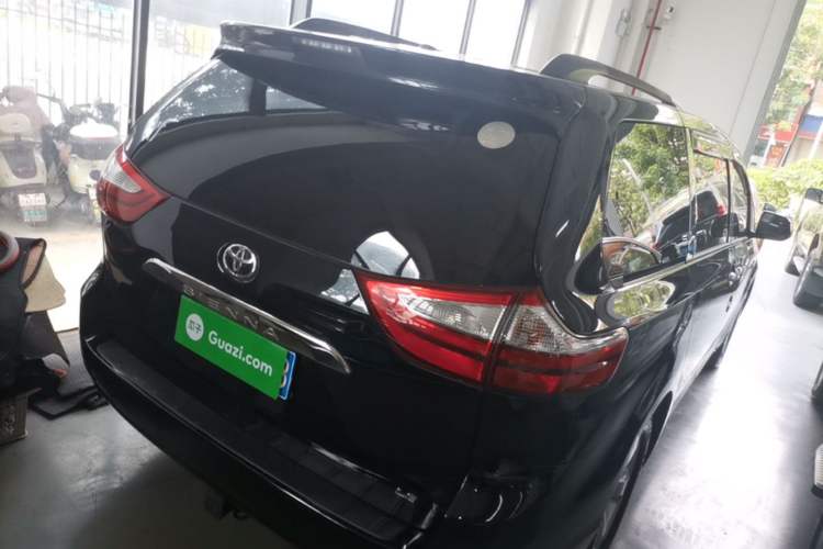 Used Toyota SIENNA 2015 3.5L Two-Wheel Drive LE U.S. Specification Rear Right 45 Deg