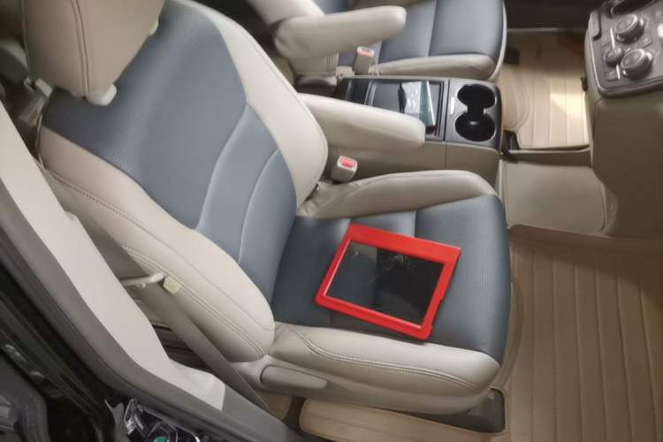 Used Toyota SIENNA 2015 3.5L Two-Wheel Drive LE U.S. Specification Right Front Seat