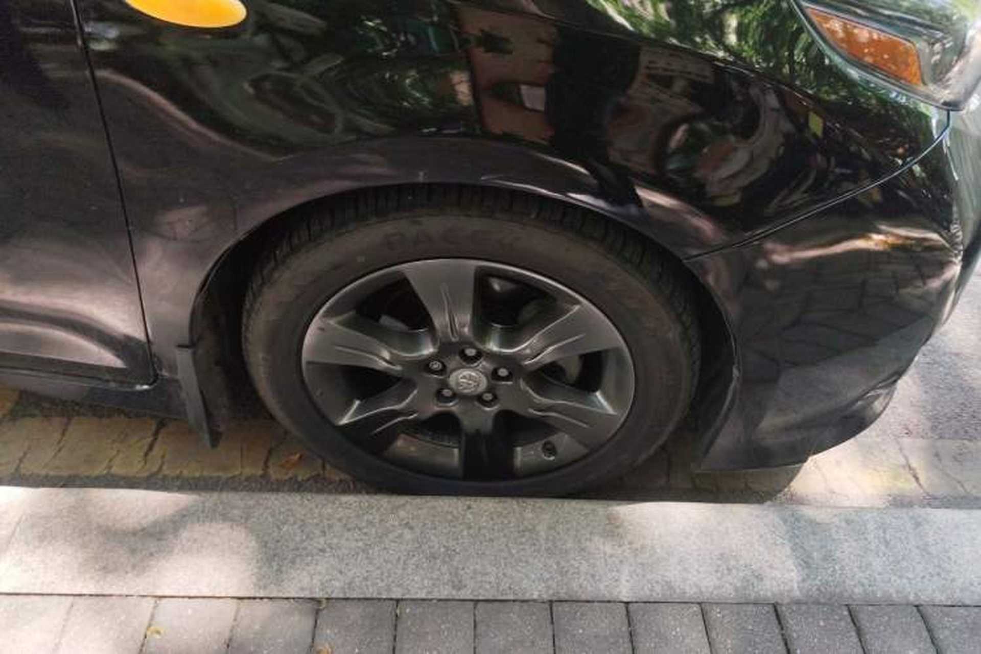 Used Toyota SIENNA 2015 3.5L Two-Wheel Drive L Version—U.S. Specification Right Front Wheel Hub