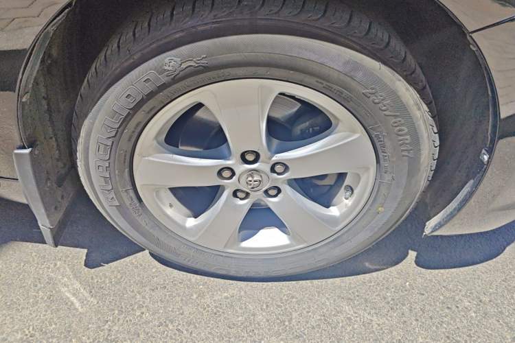 Used Toyota SIENNA 2015 3.5L Two-Wheel Drive LE Right Front Wheel Hub