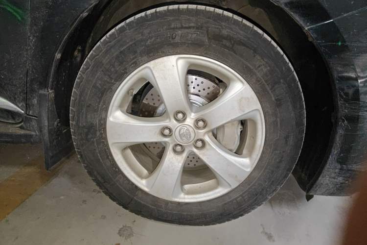 Used Toyota SIENNA 2015 3.5L Two-Wheel Drive LE Right Front Wheel Hub