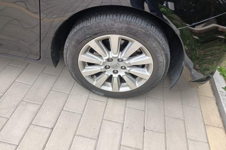Used Toyota SIENNA 2015 3.5L Two-Wheel Drive LE Right Front Wheel Hub
