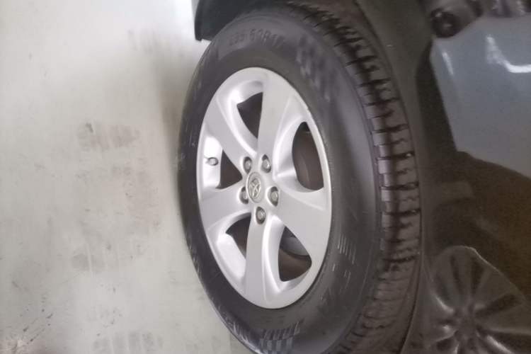 Used Toyota SIENNA 2015 3.5L Two-Wheel Drive LE U.S. Specification Right Rear Wheel Hub