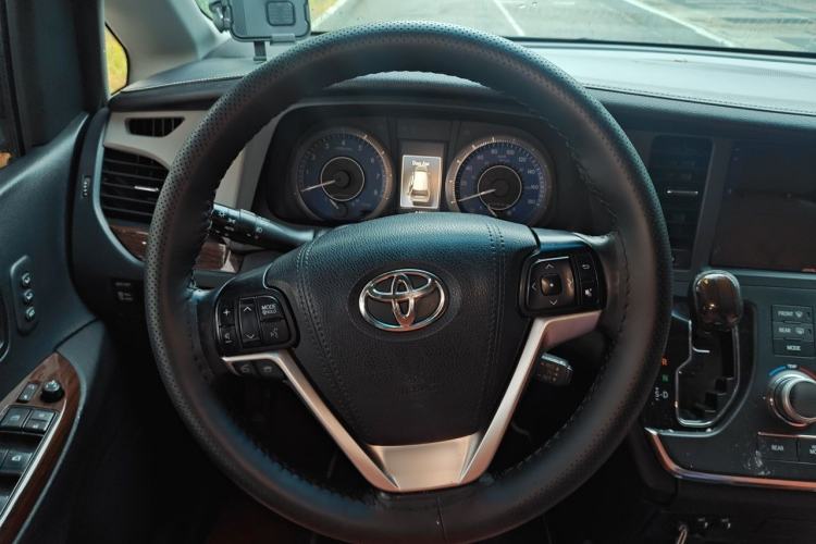 Used Toyota SIENNA 2015 3.5L Automatic 7-Seater Parallel Import Steering Wheel
