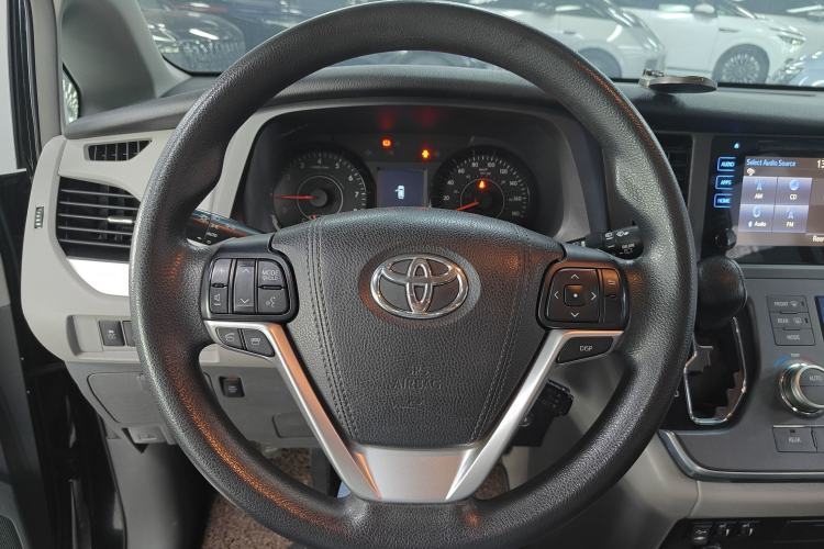 Used Toyota SIENNA 2015 3.5L Automatic 7-Seater Parallel Import Steering Wheel