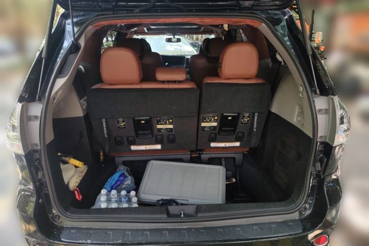 Used Toyota SIENNA 2015 3.5L Two-Wheel Drive L Version—U.S. Specification Trunk