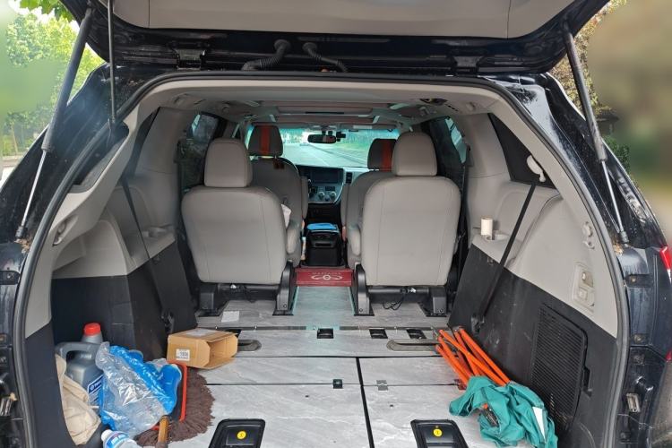 Used Toyota SIENNA 2015 3.5L Automatic 7-Seater Parallel Import Trunk