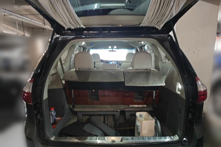 Used Toyota SIENNA 2015 3.5L Two-Wheel Drive LE Trunk
