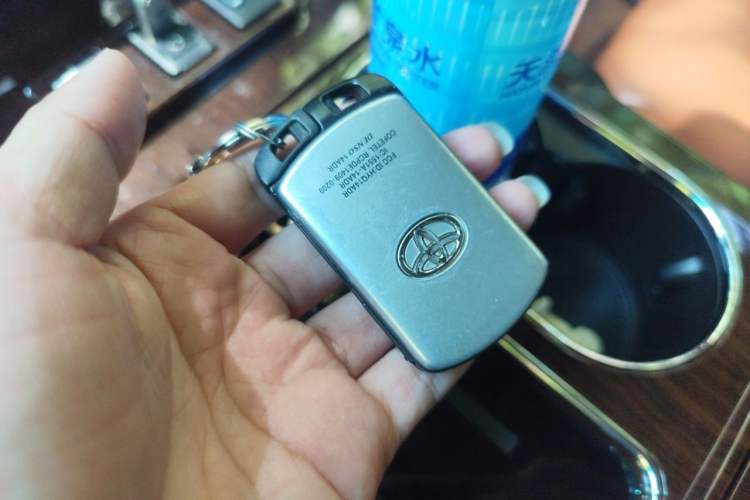Used Toyota SIENNA 2015 3.5L Two-Wheel Drive L Version—U.S. Specification Vehicle Key