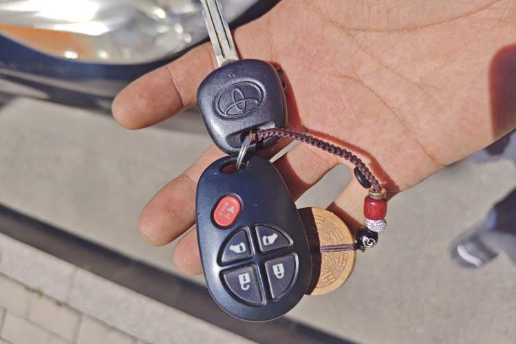 Used Toyota SIENNA 2015 3.5L Two-Wheel Drive LE Vehicle Key