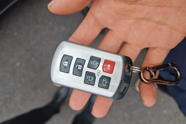 Used Toyota SIENNA 2015 3.5L Automatic 7-Seater Parallel Import Vehicle Key