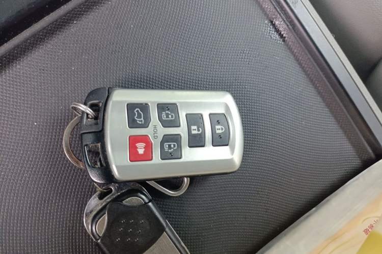 Used Toyota SIENNA 2015 3.5L Two-Wheel Drive LE Vehicle Key