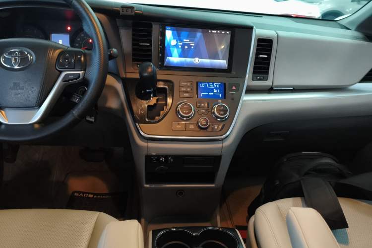 Used Toyota SIENNA 2015 3.5L Two-Wheel Drive L Version—U.S. Specification Audio And AC Panel