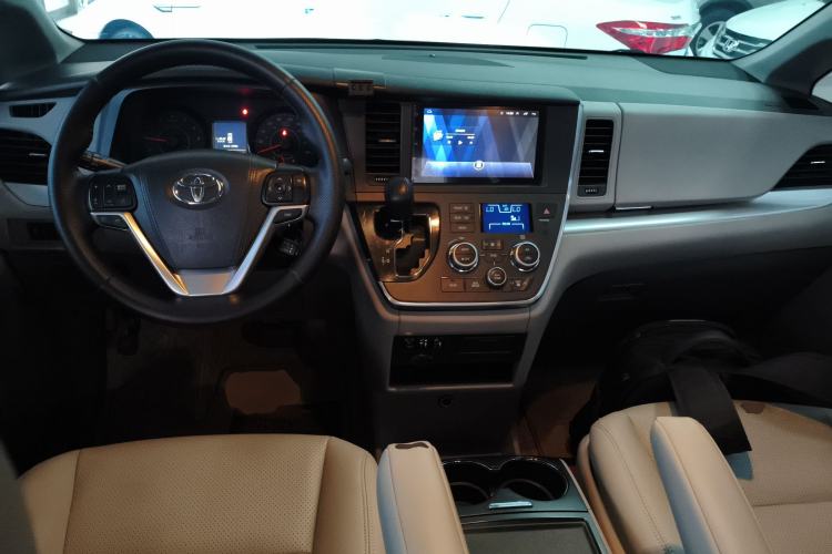 Used Toyota SIENNA 2015 3.5L Two-Wheel Drive L Version—U.S. Specification Center Console