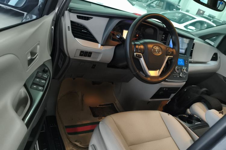 Used Toyota SIENNA 2015 3.5L Two-Wheel Drive L Version—U.S. Specification Driver Seat