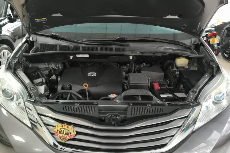 Used Toyota SIENNA 2015 3.5L Two-Wheel Drive L Version—U.S. Specification Engine Bay