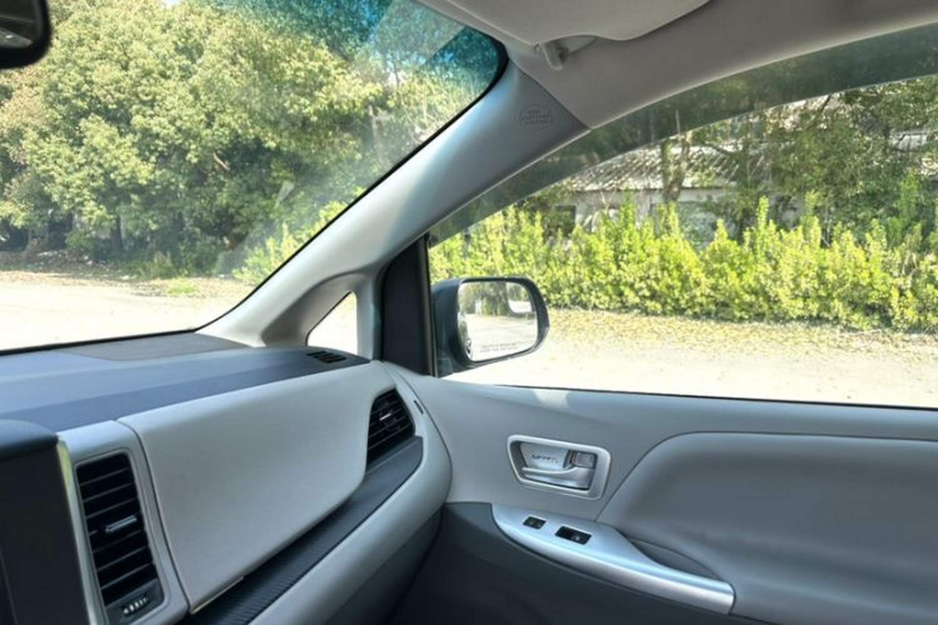 Used Toyota SIENNA 2015 3.5L Two-Wheel Drive L Version—U.S. Specification Interior 1