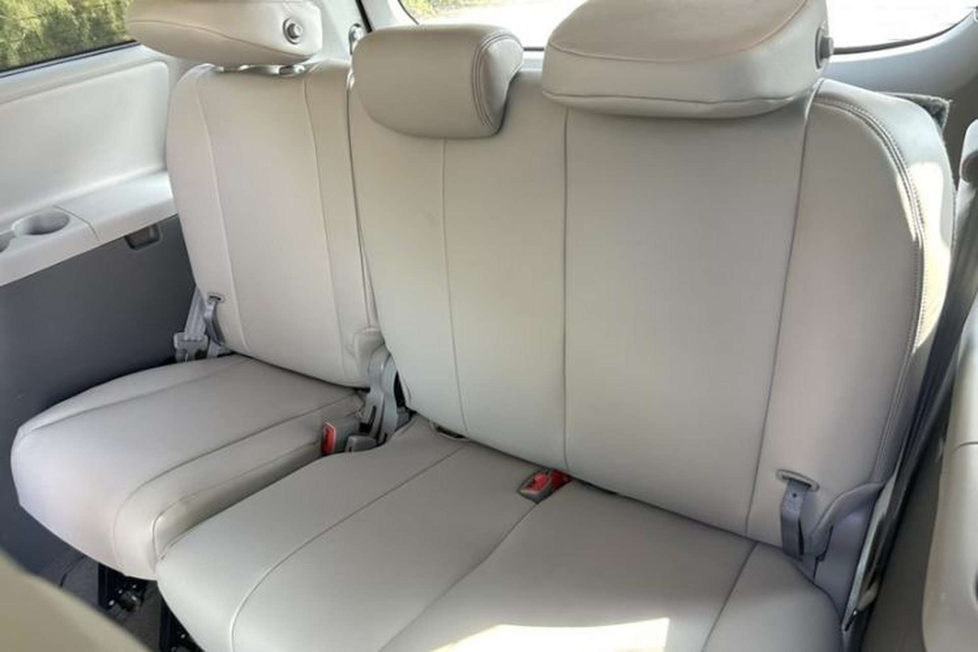 Used Toyota SIENNA 2015 3.5L Two-Wheel Drive L Version—U.S. Specification Interior 3