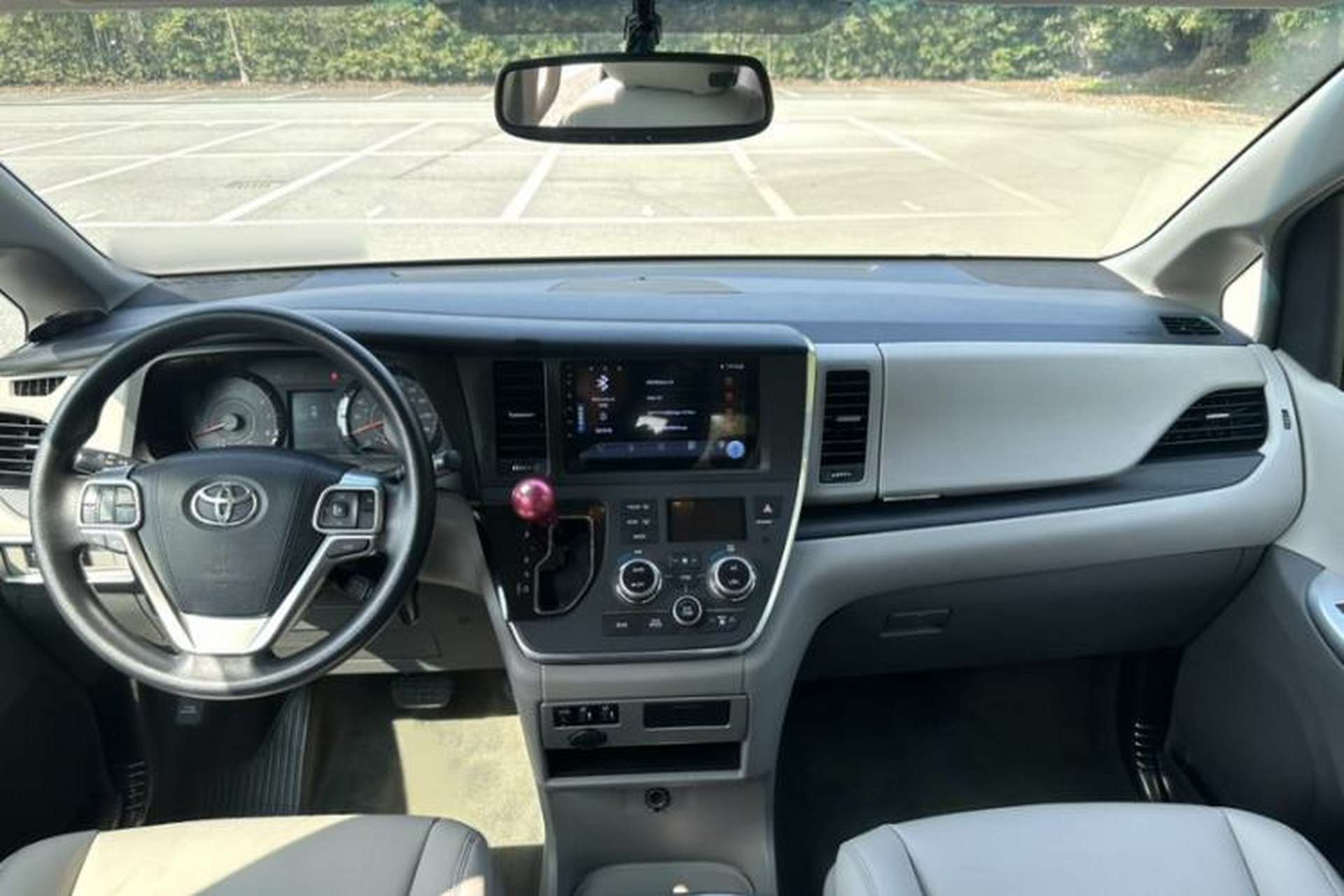 Used Toyota SIENNA 2015 3.5L Two-Wheel Drive L Version—U.S. Specification Interior 7