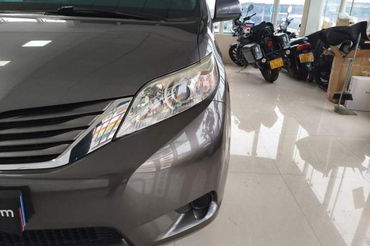 Used Toyota SIENNA 2015 3.5L Two-Wheel Drive L Version—U.S. Specification Left Front Headlight