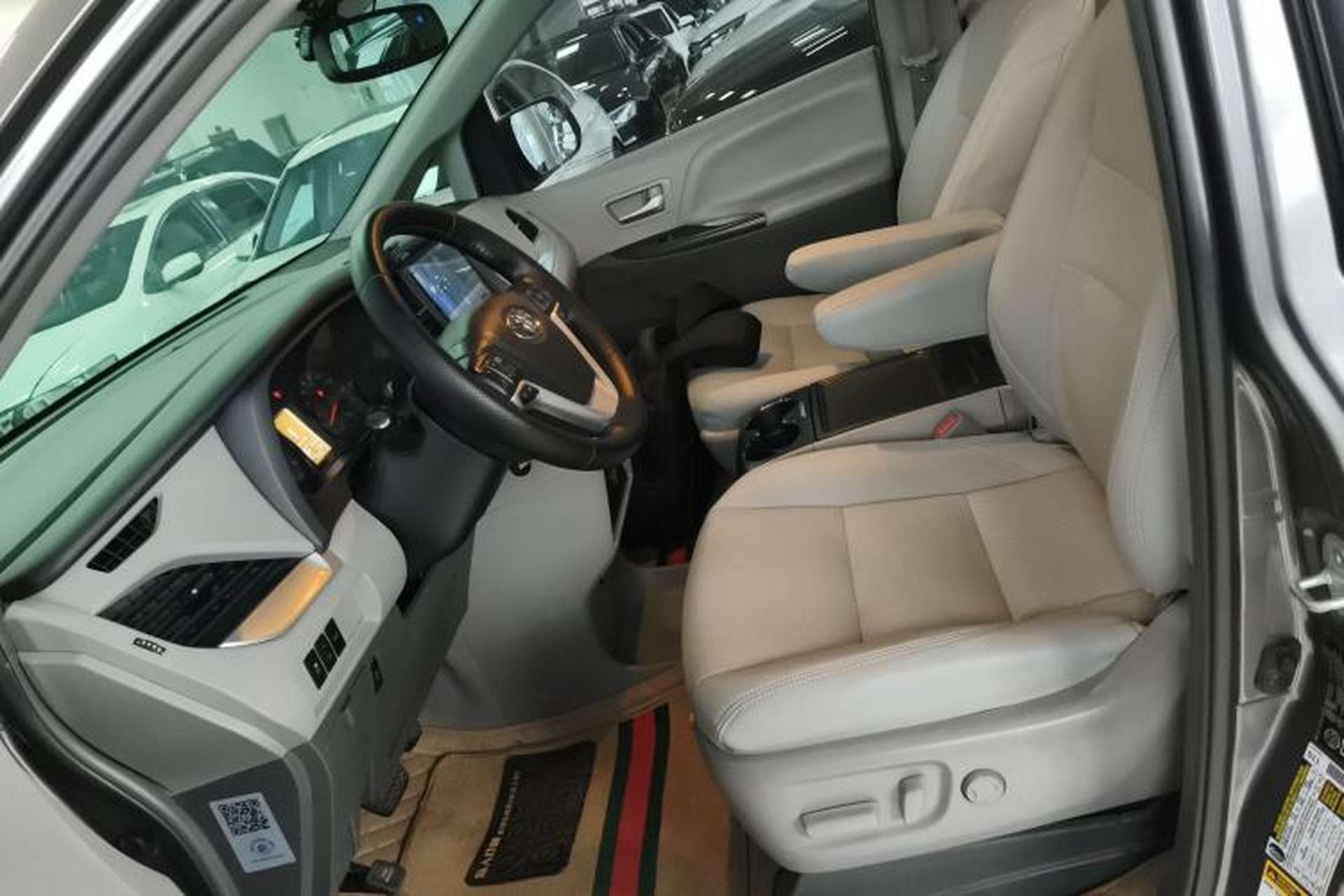 Used Toyota SIENNA 2015 3.5L Two-Wheel Drive L Version—U.S. Specification Left Front Seat
