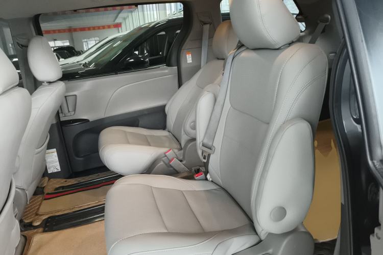 Used Toyota SIENNA 2015 3.5L Two-Wheel Drive L Version—U.S. Specification Left Rear Seat
