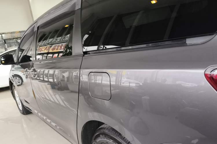 Used Toyota SIENNA 2015 3.5L Two-Wheel Drive L Version—U.S. Specification Left Side