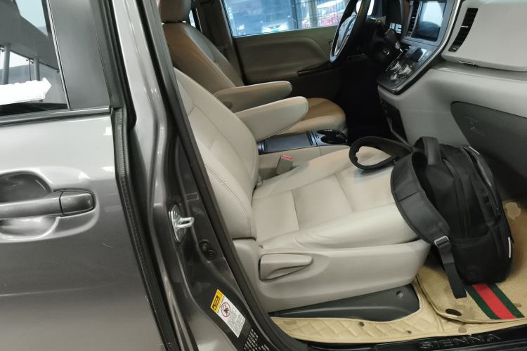Used Toyota SIENNA 2015 3.5L Two-Wheel Drive L Version—U.S. Specification Right Front Seat