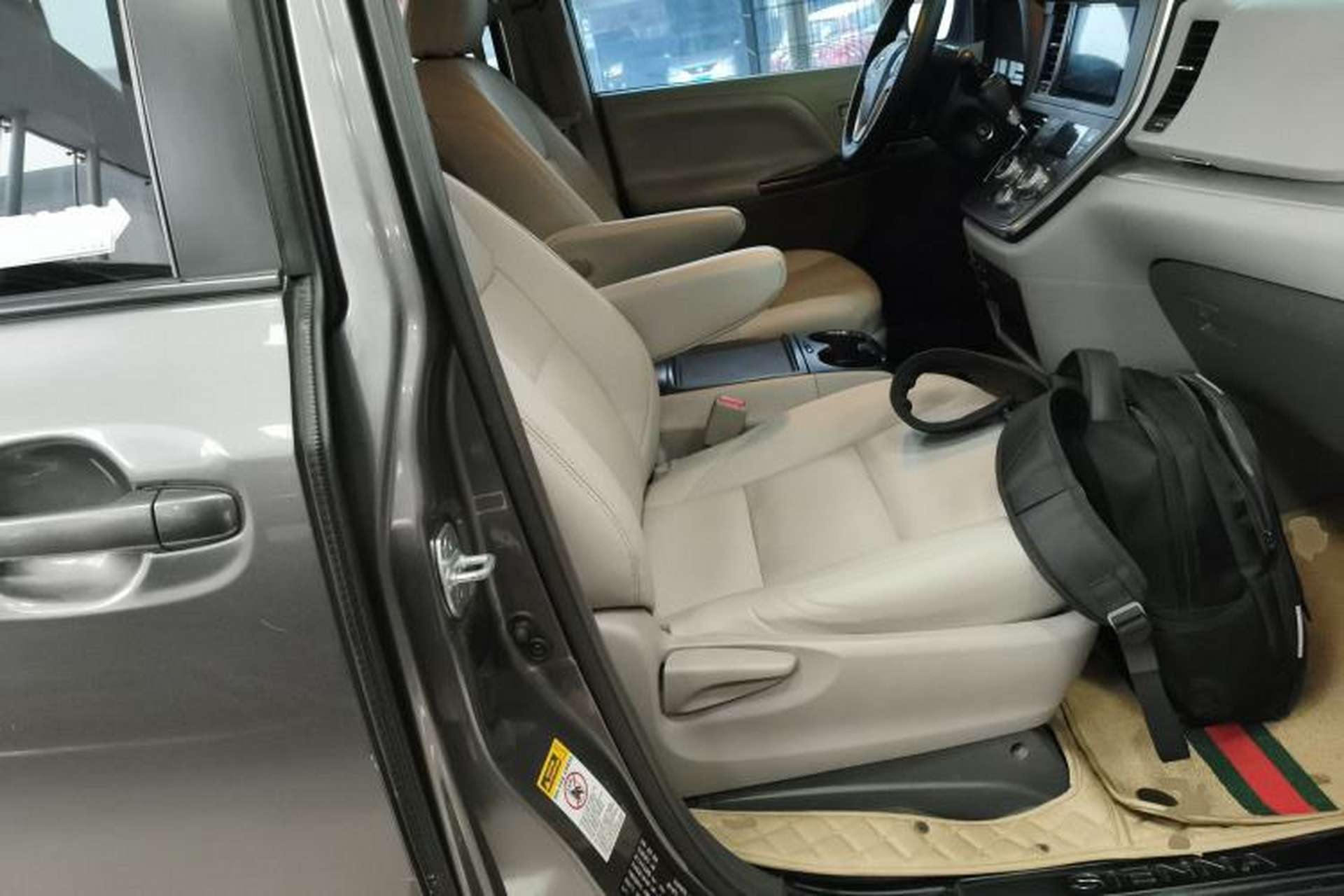 Used Toyota SIENNA 2015 3.5L Two-Wheel Drive L Version—U.S. Specification Right Front Seat